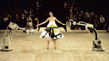 3._Spray_painted_dress_No._13_SS_1999_model_-_Shalom_Harlow._Image_-_Catwalking